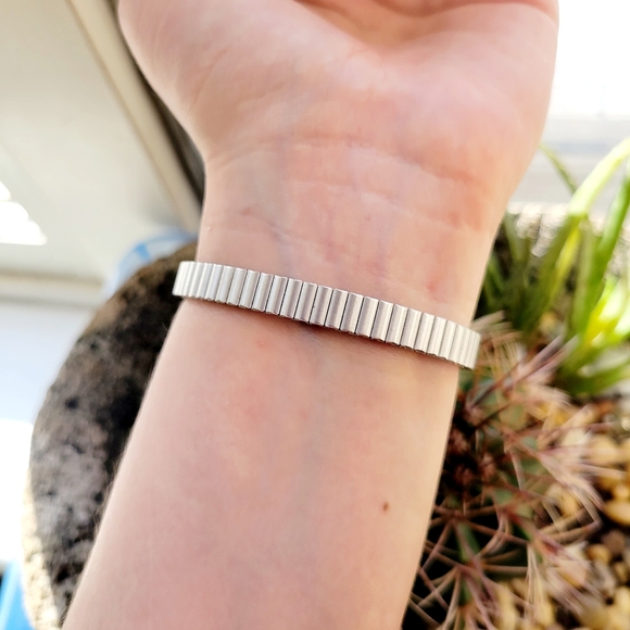 Vintage Timex Dainty Silver Stretch Watch - Picture 7 of 8